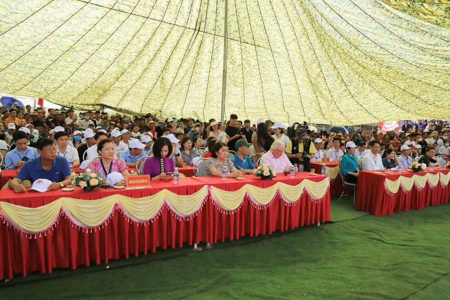 Các đại biểu và người dân tham dự lễ hội hái mận tại thung lũng Nà Ka. Các đại biểu và người dân tham dự lễ hội hái mận tại thung lũng Nà Ka.