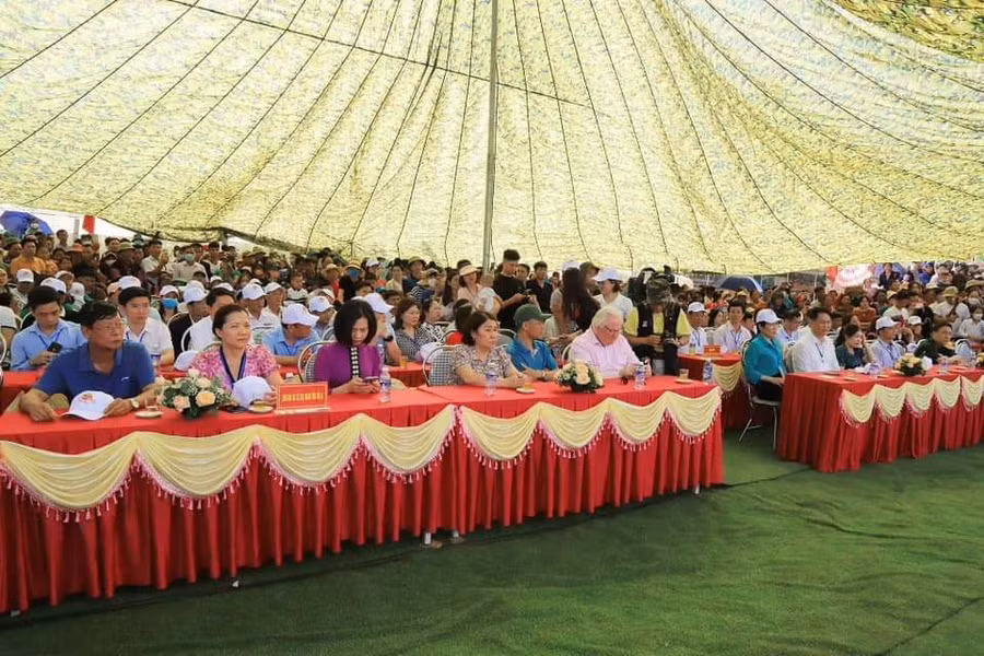 Các đại biểu và người dân tham dự lễ hội hái mận tại thung lũng Nà Ka.