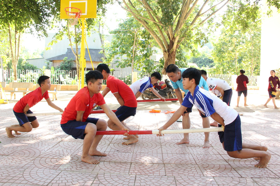 Một buổi tập đẩy gậy của học sinh nhà trường. Một buổi tập đẩy gậy của học sinh nhà trường.