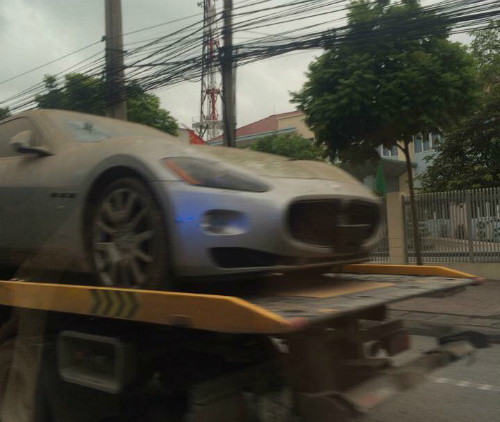 Maserati GranTurismo phủ kín bụi và được vận chuyển bằng xe cứu hộ.