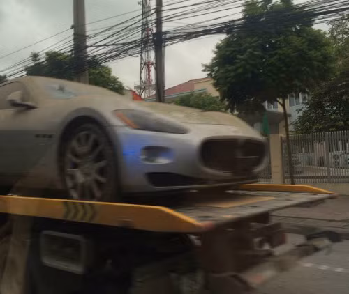 Maserati GranTurismo phủ kín bụi và được vận chuyển bằng xe cứu hộ.