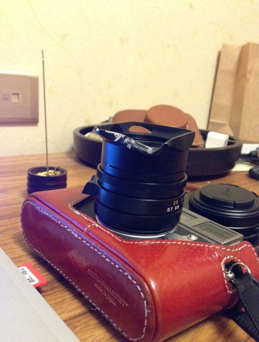 Máy ảnh Leica M9 rơi khỏi ban công, làm vỡ cả mảng gạch ảnh 4 Hood ống kính bị móp.