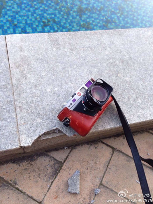 Máy ảnh Leica M9 rơi khỏi ban công, làm vỡ cả mảng gạch ảnh 3 Mảng gạch ở khu hồ bơi bị vỡ do tác động của Leica M9.