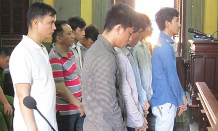 Giành chỗ bán hàng rong, đâm chết người ảnh 1 Các bị cáo tại phiên tòa phúc thẩm. Ảnh T.Châu.
