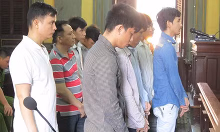 Các bị cáo tại phiên tòa phúc thẩm. Ảnh T.Châu.