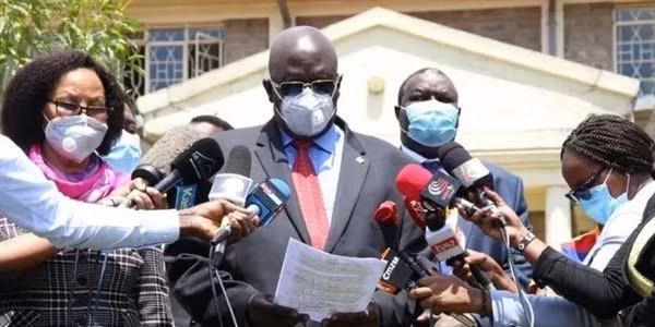 Bộ trưởng Giáo dục Kenya George Magoha trả lời phỏng vấn.