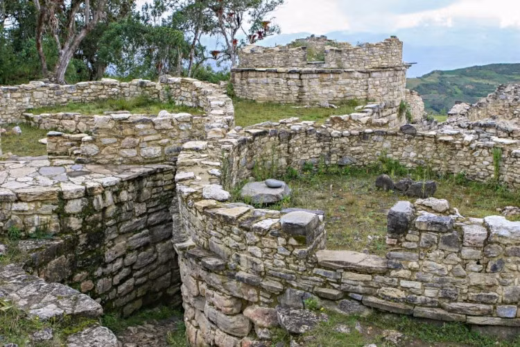 Các cấu trúc hình tròn còn sót lại bên trong “thành phố pháo đài”.