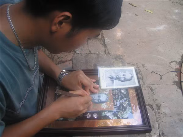 Gần 20 năm nay, nghệ nhân Nguyễn Đình Vinh chuyên vẽ về Bác Hồ.