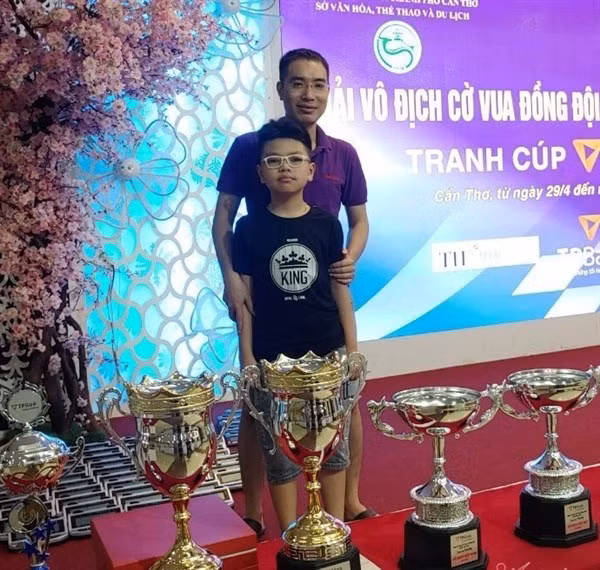Khương Duy và bố tại giải vô địch Cờ vua đồng đội quốc gia (A2) 2021.