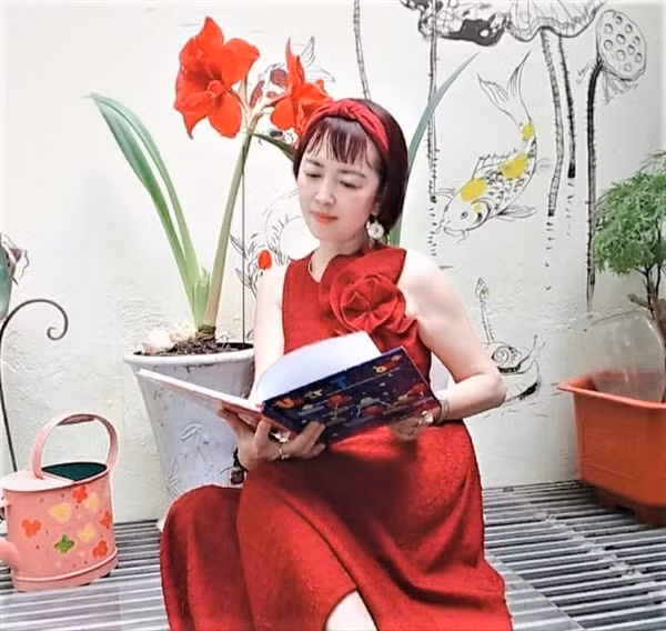 Nhà thơ Bảo Ngọc hòa mình vào thiên nhiên.