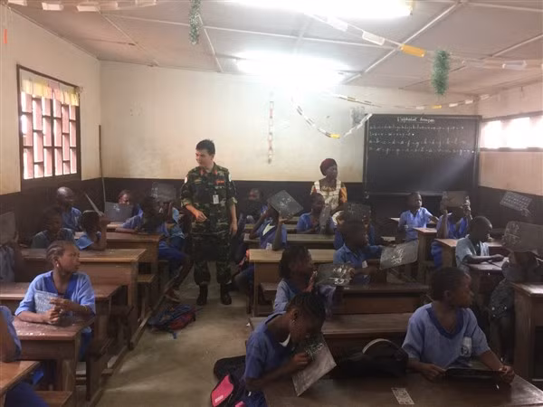 Lớp học do Thiếu tá Sơn đứng lớp.