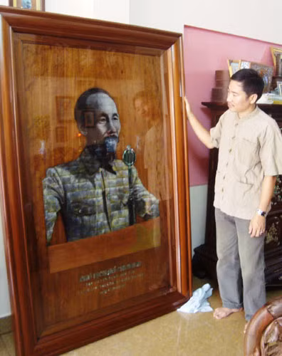 Anh Vinh bên tác phẩm Bác Hồ đọc Tuyên ngôn độc lập.