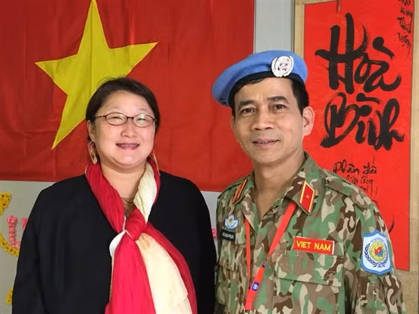 Thiếu tướng Hoàng Kim Phụng (phải).