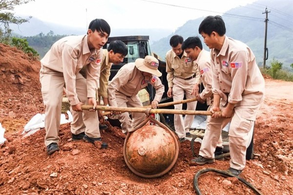 Những nhân viên MAG đang tiến hành các bước để xử lý quả bom chưa phát nổ.