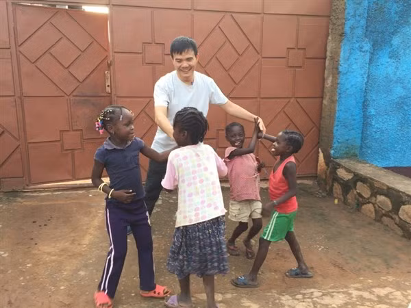 Thiếu tá Lê Ngọc Sơn và các em thiếu nhi Cộng hòa Trung Phi.