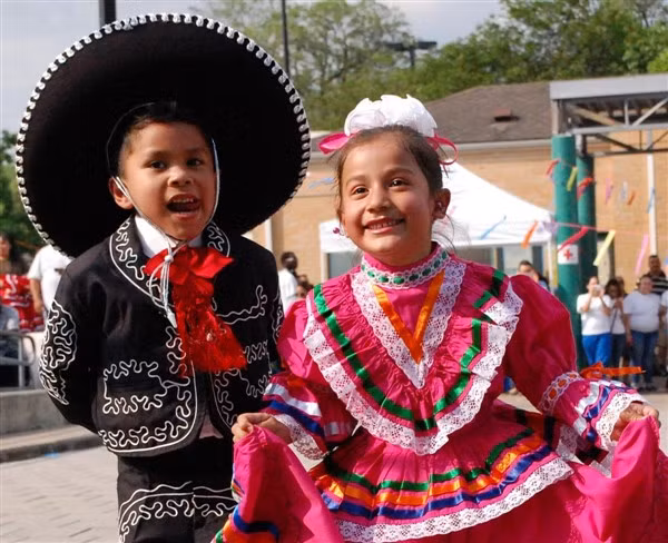 Trẻ em Mexico được tham gia nhiều hoạt động trong ngày của mình.