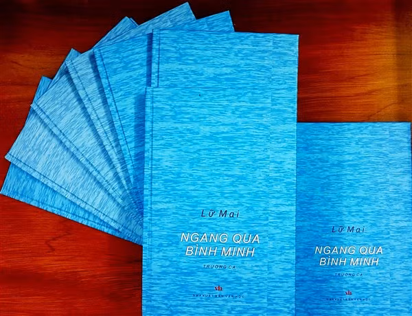 Trường ca “Ngang qua bình minh” do NXB Văn học ấn hành.