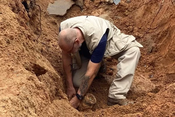 Chuyên gia rà phá bom mìn của MAG tiến hành kiểm tra để xử lý quả bom sót lại trong lòng đất từ chiến tranh.