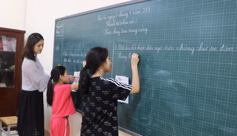 Cô giáo Nguyễn Thị Hằng và các em lớp 3D khiếm thính.