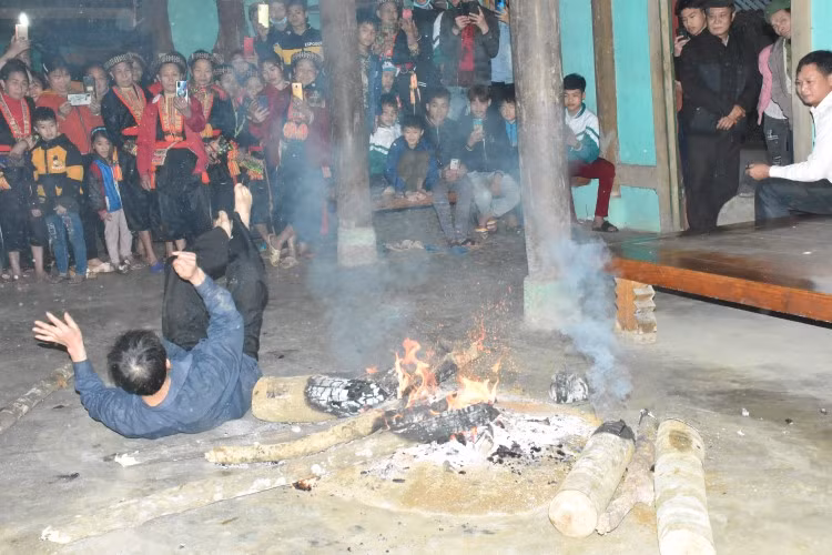 Người nhà thực hiện việc nhảy lửa để cầu mong may mắn, tốt lành.