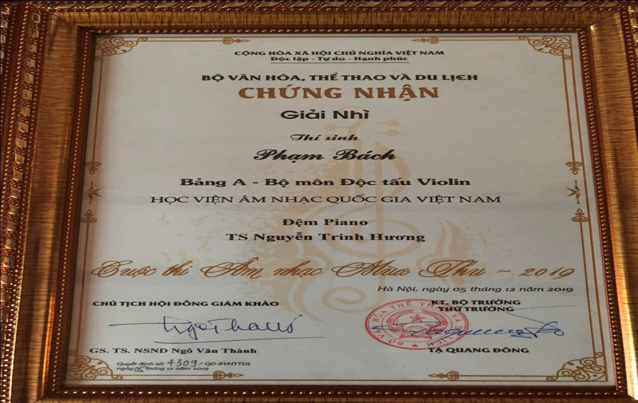 Chứng nhận giải Nhì của Phạm Bách trong cuộc thi Âm nhạc mùa thu. Chứng nhận giải Nhì của Phạm Bách trong cuộc thi Âm nhạc mùa thu.