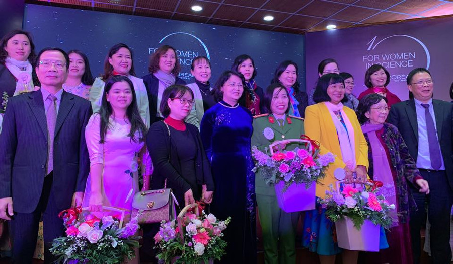 Các nhà khoa học nữ chụp ảnh lưu niệm cùng Phó Chủ tịch nước Đặng Thị Ngọc Thịnh và các đại biểu. Các nhà khoa học nữ chụp ảnh lưu niệm cùng Phó Chủ tịch nước Đặng Thị Ngọc Thịnh và các đại biểu.