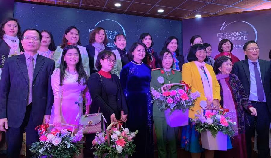 Các nhà khoa học nữ chụp ảnh lưu niệm cùng Phó Chủ tịch nước Đặng Thị Ngọc Thịnh và các đại biểu.