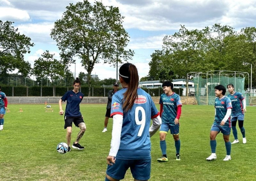 Huỳnh Như và các đồng đội tập luyện dưới sự hướng dẫn của chuyên gia FIFA Ellena Tuner. Huỳnh Như và các đồng đội tập luyện dưới sự hướng dẫn của chuyên gia FIFA Ellena Tuner.
