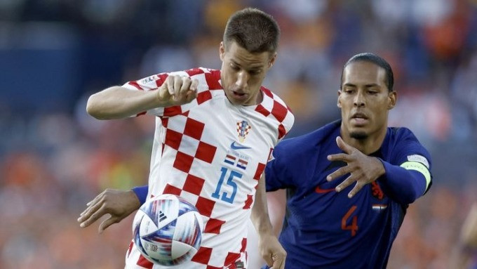 Virgil Van Dijk (phải) không thể giúp Hà Lan thoát khỏi trận thua Croatia.