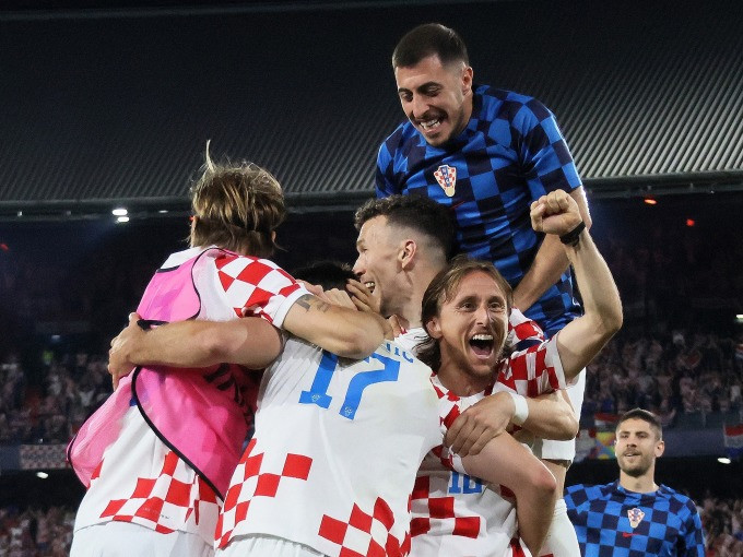 Modric và các đồng đội tuyển Croatia mừng chiến thắng trước Hà Lan.