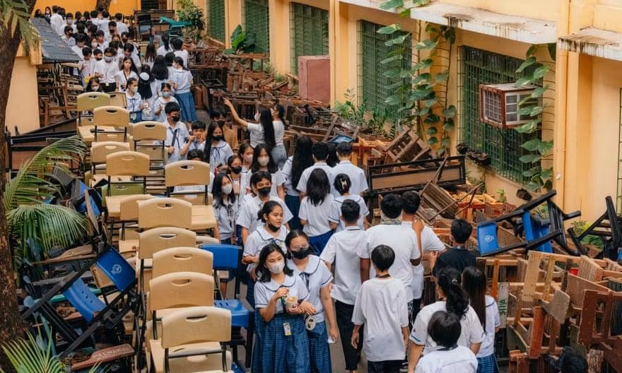 Học sinh Trường Trung học quốc gia Batasan Hills phủ kín lối đi trong giờ ra chơi.