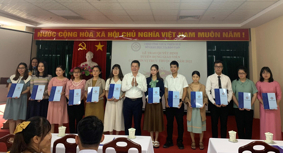 Ông Nguyễn Tân, Giám đốc Sở GD&ĐT Thừa Thiên - Huế trao quyết định cho các GV trúng tuyển. Ảnh: NTCC Ông Nguyễn Tân, Giám đốc Sở GD&ĐT Thừa Thiên - Huế trao quyết định cho các GV trúng tuyển. Ảnh: NTCC