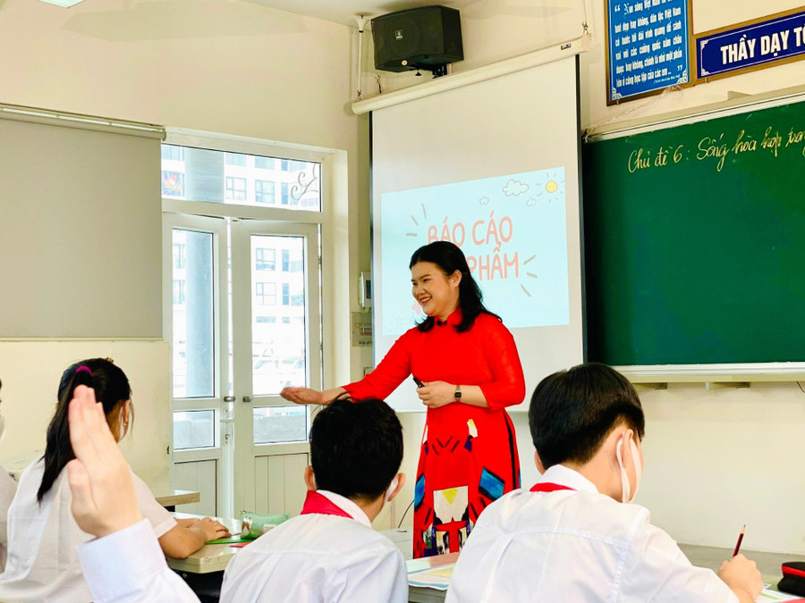 Cô giáo Nguyễn Thị Thu Trà - Trường THCS Trương Công Giai (Cầu Giấy, Hà Nội) trao đổi với học trò trong một tiết học. Ảnh: NTCC Cô giáo Nguyễn Thị Thu Trà - Trường THCS Trương Công Giai (Cầu Giấy, Hà Nội) trao đổi với học trò trong một tiết học. Ảnh: NTCC