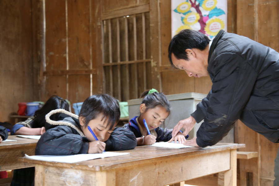 Thầy giáo Trường PTDTBT Tiểu học &amp; THCS xã Mồ Dề (Mù Cang Chải, Yên Bái) hướng dẫn học trò làm bài. Ảnh: Đức Trí