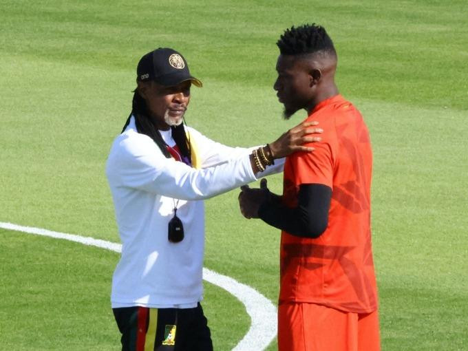 Thủ thành Onana từ chối xin lỗi huấn luyện viên Rigobert Song và đã bị trục xuất khỏi tuyển Cameroon đang dự World Cup 2022. Thủ thành Onana từ chối xin lỗi huấn luyện viên Rigobert Song và đã bị trục xuất khỏi tuyển Cameroon đang dự World Cup 2022.