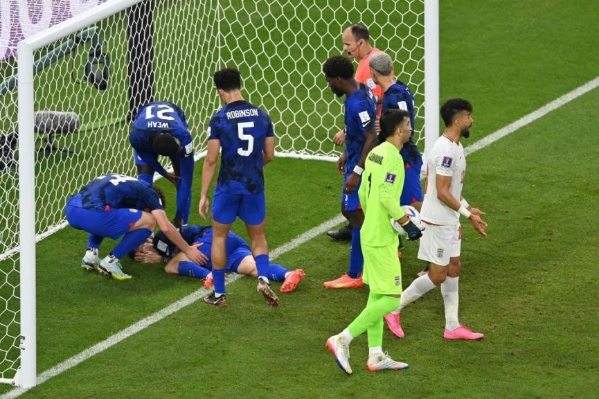 Christian Pulisic dính chấn thương không thể dậy ăn mừng bàn thắng giúp Mỹ đi tiếp tại World Cup 2022. Christian Pulisic dính chấn thương không thể dậy ăn mừng bàn thắng giúp Mỹ đi tiếp tại World Cup 2022.