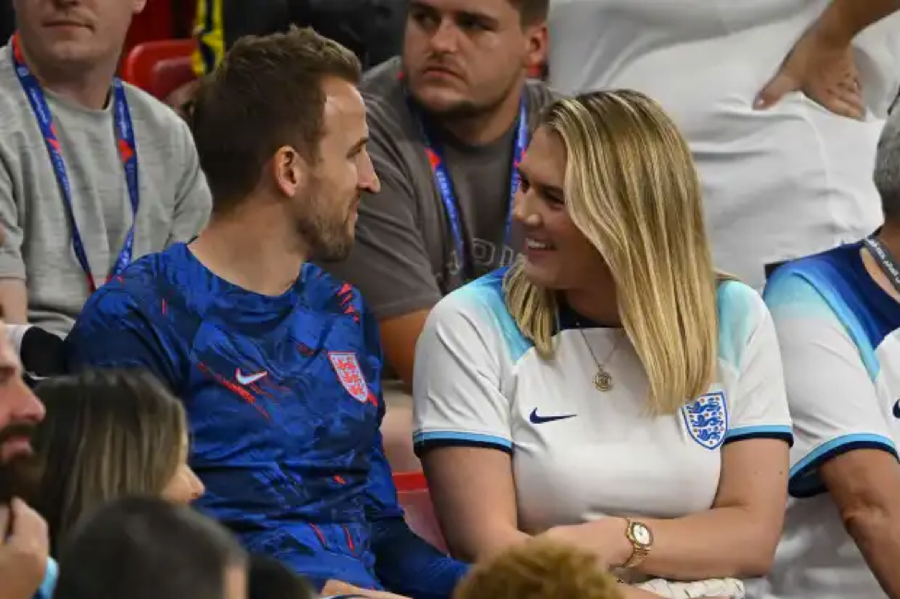 Harry Kane đi cùng vợ Katie Goodland. Harry Kane đi cùng vợ Katie Goodland.