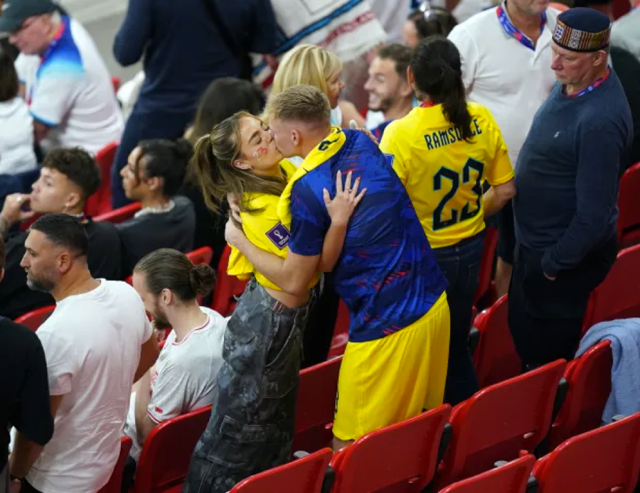 Aaron Ramsdale và bạn gái Georgina Irwin Trao nhau nụ hôn lãng mạn. Aaron Ramsdale và bạn gái Georgina Irwin Trao nhau nụ hôn lãng mạn.