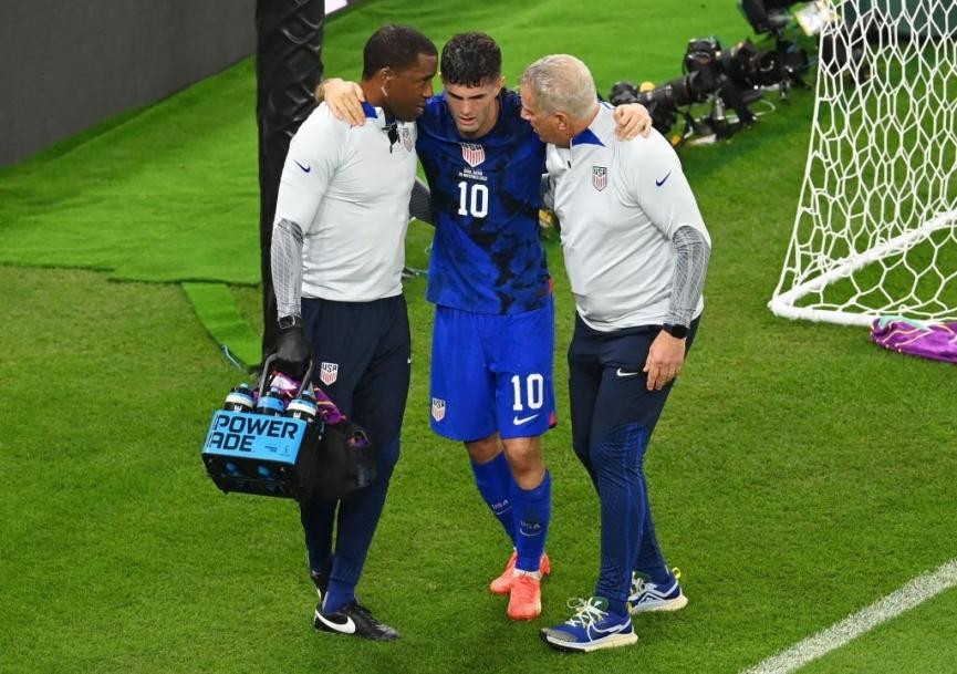 Christian Pulisic sau đó phải dìu khỏi sân. Christian Pulisic sau đó phải dìu khỏi sân.