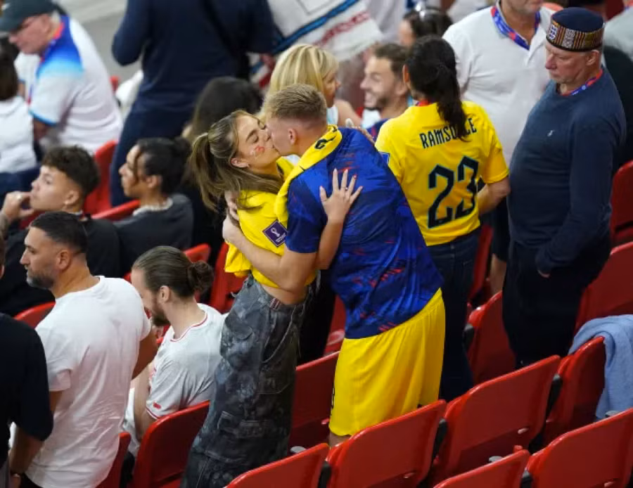 Aaron Ramsdale và bạn gái Georgina Irwin Trao nhau nụ hôn lãng mạn.