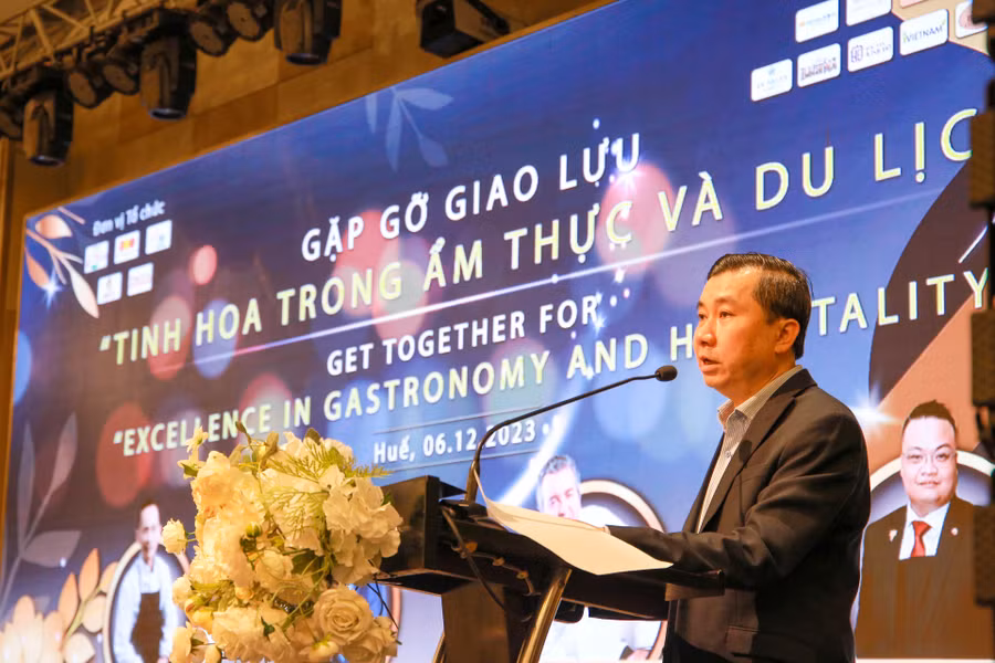 Ông Nguyễn Văn Phúc – Giám đốc Sở Du lịch tỉnh Thừa Thiên – Huế trao đổi tại buổi giao lưu, chia sẻ kinh nghiệm về ẩm thực và du lịch.