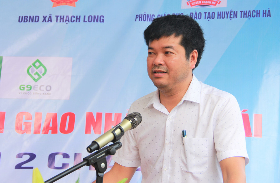 Nhà báo Nguyễn Văn Dũng – Trưởng đại diện Văn phòng Báo GD&TĐ khu vực MT-TN phát biểu tại buổi Lễ bàn giao. Nhà báo Nguyễn Văn Dũng – Trưởng đại diện Văn phòng Báo GD&TĐ khu vực MT-TN phát biểu tại buổi Lễ bàn giao.