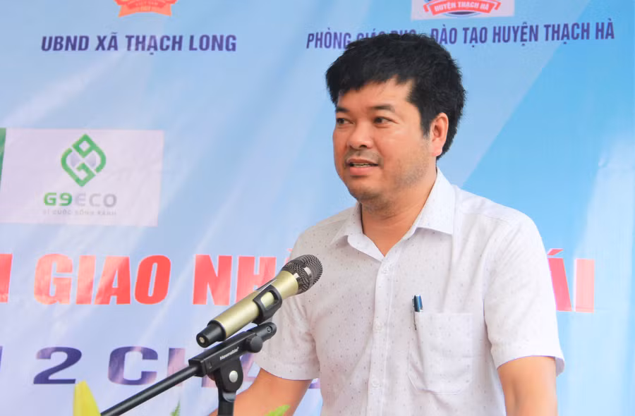 Nhà báo Nguyễn Văn Dũng – Trưởng đại diện Văn phòng Báo GD&amp;TĐ khu vực MT-TN phát biểu tại buổi Lễ bàn giao.