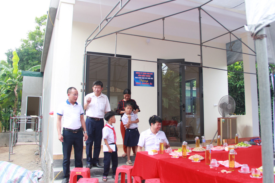 Ngôi nhà mới của mẹ con chị Nga. Ngôi nhà mới của mẹ con chị Nga.