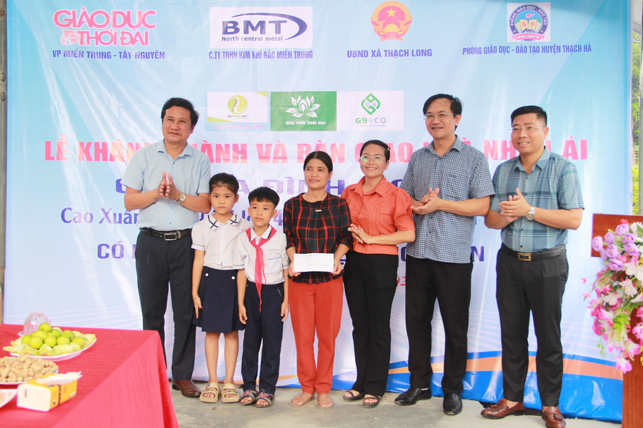 Lãnh đạo UBND huyện, Phòng LĐTB&XH huyện, Phòng GD&ĐT huyện trao quà động viên gia đình. Lãnh đạo UBND huyện, Phòng LĐTB&XH huyện, Phòng GD&ĐT huyện trao quà động viên gia đình.