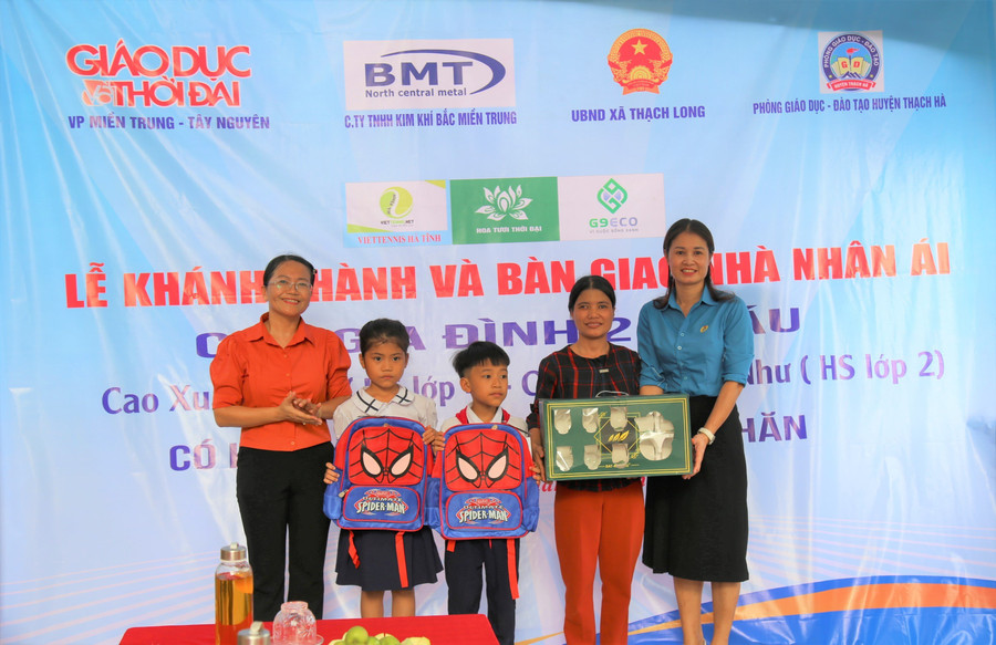 Ban giám hiệu trường Tiểu học Thạch Long tặng quà cho 3 mẹ con. Ban giám hiệu trường Tiểu học Thạch Long tặng quà cho 3 mẹ con.