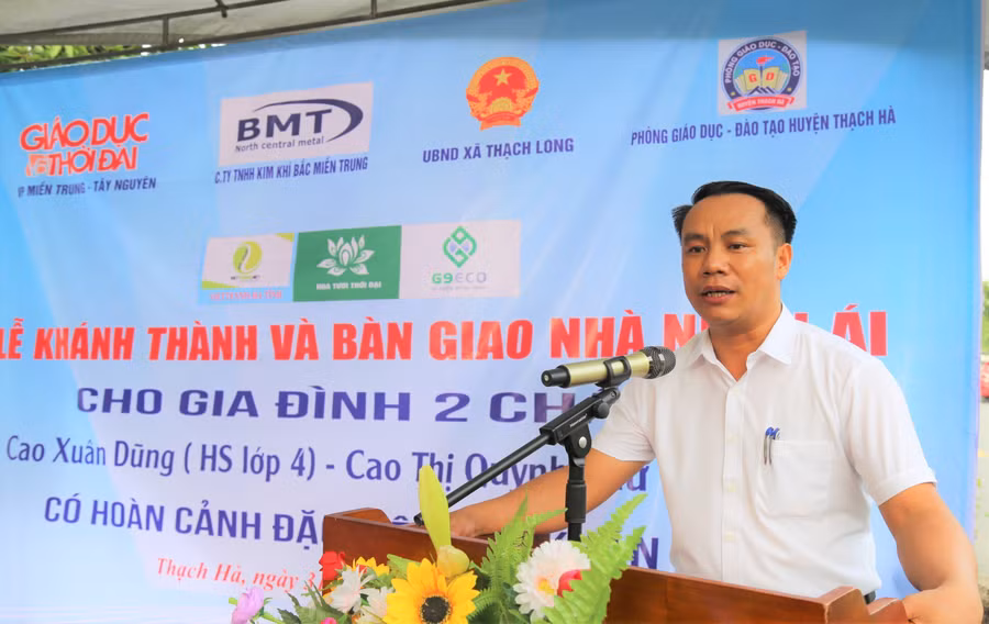 Ông Lê Đình Thông - Phó Chủ tịch UBND xã Thạch Long cảm ơn sâu sắc tới sự quan tâm, hỗ trợ của Văn phòng Báo Giáo dục và Thời đại khu vực MT-TN.