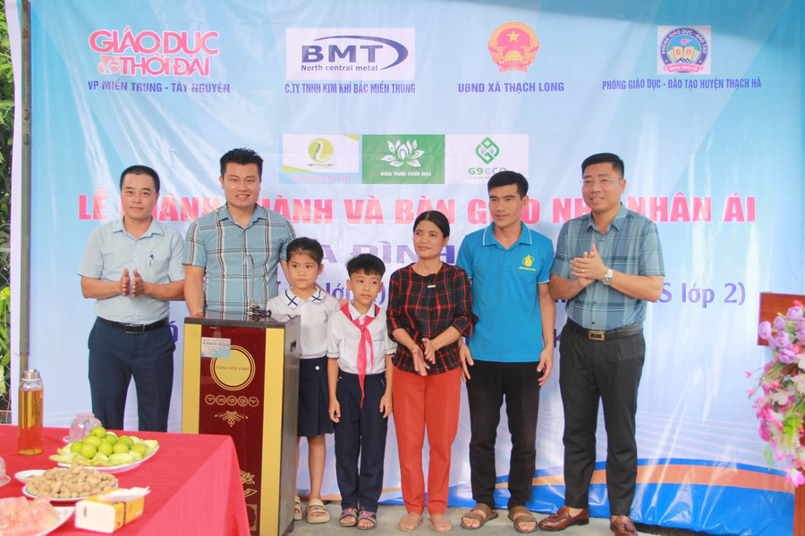 Cửa hàng điện máy Hải Đăng trao tặng máy lọc nước. Cửa hàng điện máy Hải Đăng trao tặng máy lọc nước.