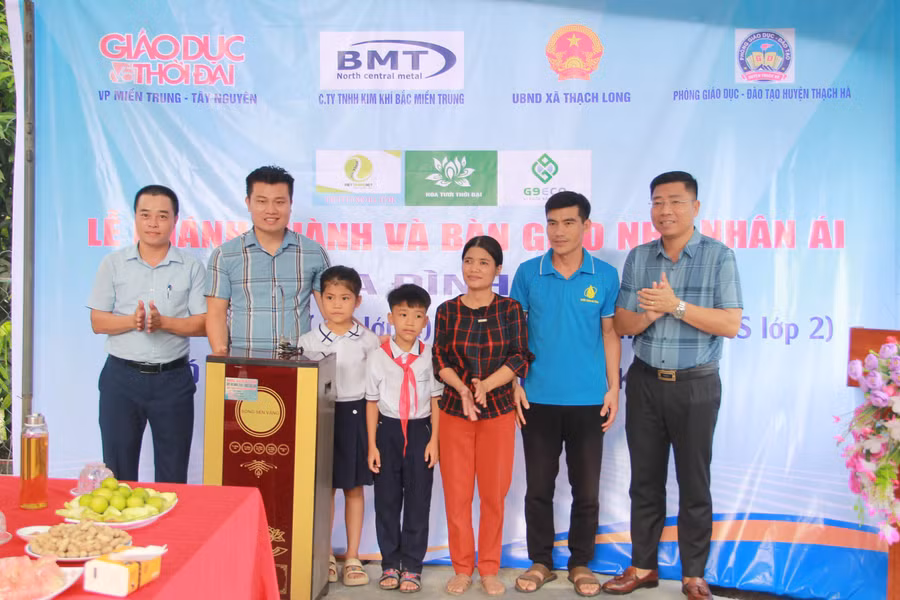 Cửa hàng điện máy Hải Đăng trao tặng máy lọc nước.