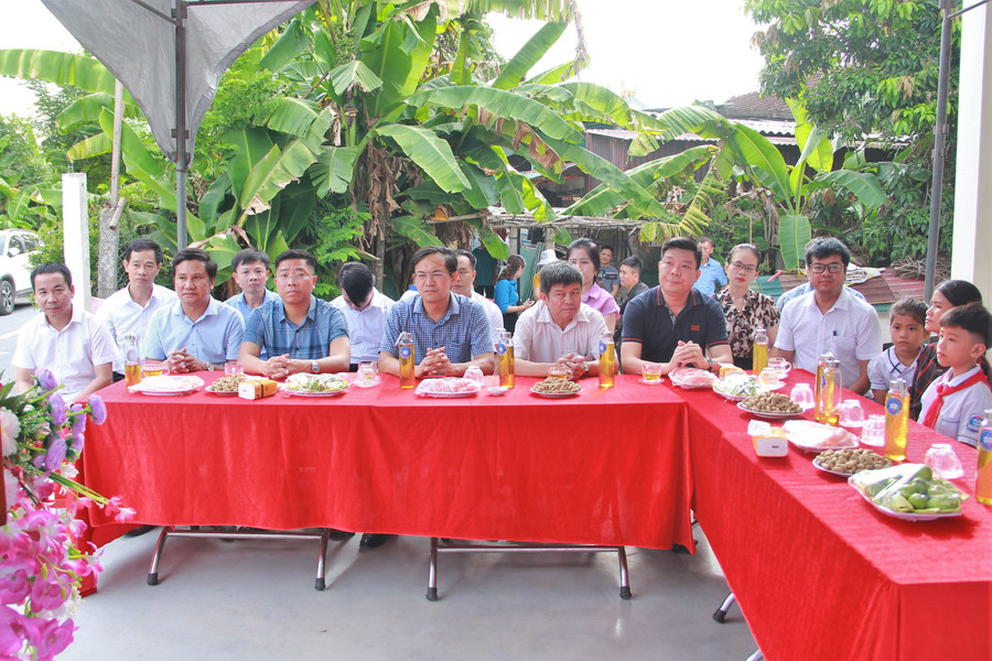 Các đại biểu tham dự buổi lễ khánh thành và bàn giao Nhà nhân ái. (Ảnh: Tiến Hiệp) Các đại biểu tham dự buổi lễ khánh thành và bàn giao Nhà nhân ái. (Ảnh: Tiến Hiệp)